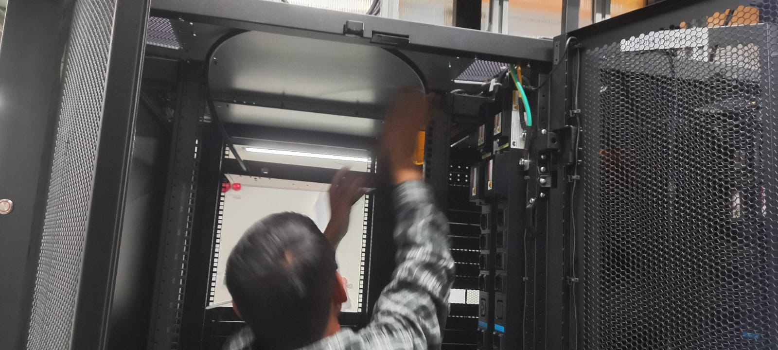 server installation with Optical fiber cable 