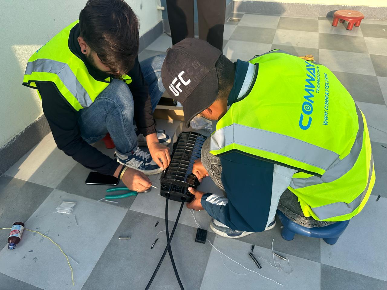 Participant Focuses on the task in friendly Splicing tournament.